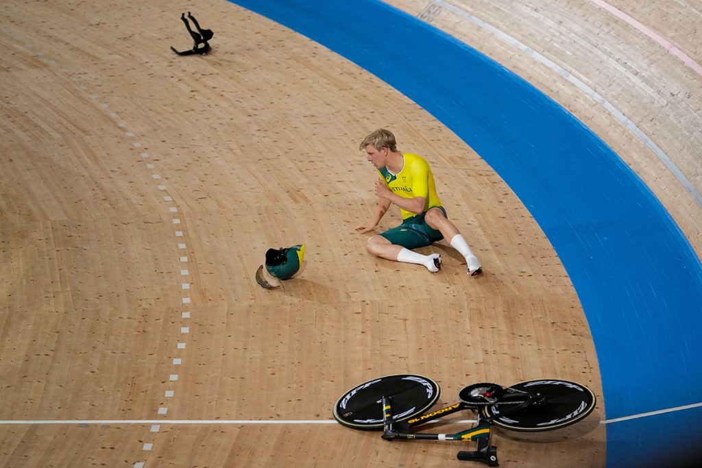 Fig. 4 Alexander Porter following the crash resulting from the bike failure (Photo by Yannick Verhoeven/Orange Pictures)