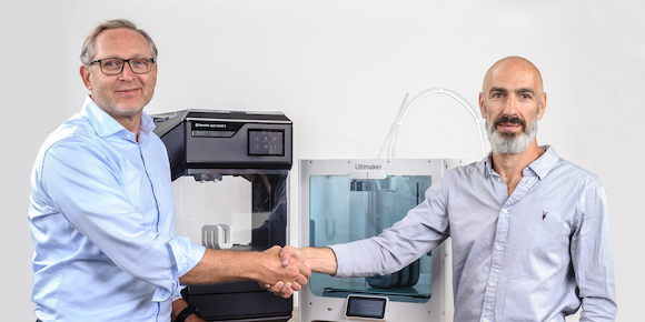 Juergen von Hollen, the current CEO of Ultimaker and Nadav Goshen, CEO of UltiMaker, shake hands on the closing of the merger between Makerbot and Ultimaker (Courtesy UltiMaker)