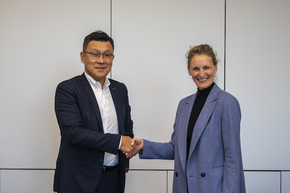 Yongjin Song, CSO of Doosan Enerbility (left), and Marie Langer, CEO of EOS, at the EOS headquarters in Munich after signing an MoU to develop industrial 3D printing (Courtesy Doosan Enerbility)