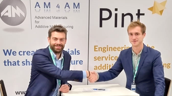 Maxime Delmée, CEO and founder of AM 4 AM, and Pint president Paul Didier signing the MoU between their respective companies at Formnext (Courtesy AM 4 AM)