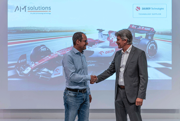 Christoph Hansen, COO Sauber Technologies, and Volker Löhnert, Managing Director Rösler Oberflächentechnik GmbH (Courtesy AM Solutions – 3D post processing technology)