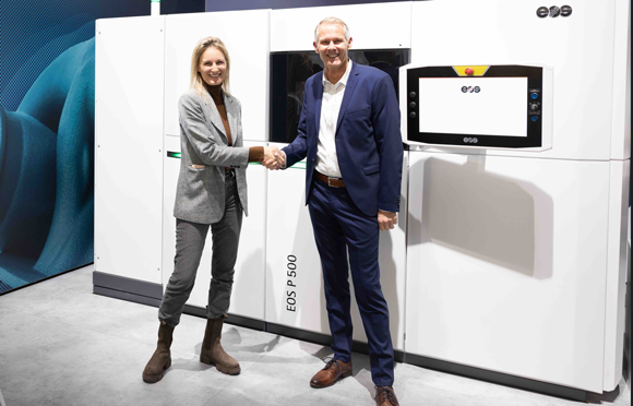 Marie Langer, CEO of EOS, and Stephan Rösler, President & CEO of Rösler Oberflächentechnik GmbH, are looking forward to the future cooperation of their two companies (Courtesy EOS)