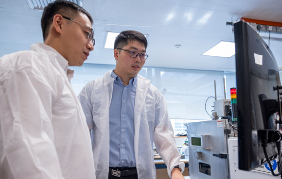 Dr Gao Shubo (left), a research fellow from NTU Singapore, and Dr Li Zhi, a scientist from Singapore’s Agency for Science, Technology and Research, the first and second authors respectively of a study on a new method that can make customised metal AM parts containing different properties (Courtesy NTU Singapore)