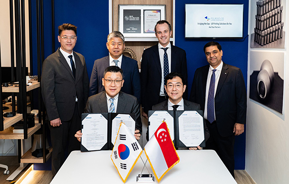 Doosan Enerbility CSO Yongjin Song (left side of first row) and Pelagus 3D CEO Kenlip Ong (right side of first row) pose for a group photo at the MOU signing ceremony (Courtesy Doosan Enerbility)