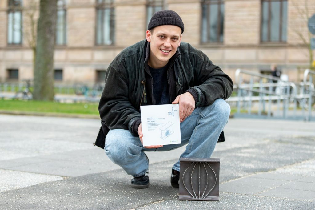Linus Schmitz with the German Steel Construction Award and one of the five demonstrators (Courtesy Kristina Rottig/TU Braunschweig)