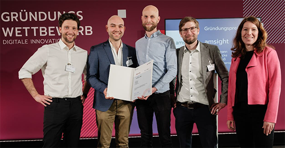 The founding team of amsight at the award ceremony with Anna Christmann, Member of the Bundestag (Courtesy BMWK/Wolfgang Borrs)