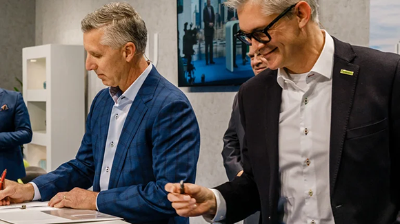 (L-R) Doug Woods, AMT President, and Sascha Wenzler, Vice President Formnext, sign an official agreement to collaborate on Formnext Chicago. (Courtesy Mesago Messe Frankfurt GmbH/Marc Jacquemin)