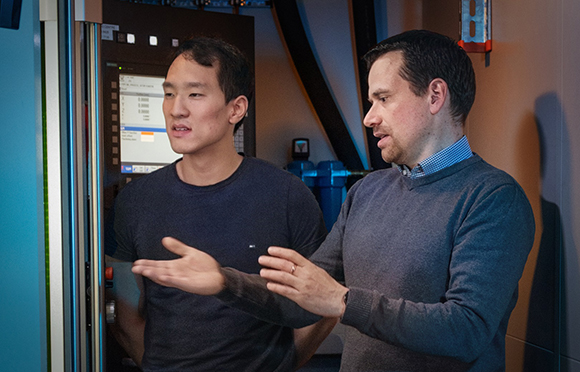 Min-Uh Ko from the Fraunhofer Institute for Laser Technology ILT (left) and Dr. Johannes Finger from Makino (right) lead the research cooperation in which the extreme high-speed laser material deposition EHLA was transferred to a five-axis CNC platform (Courtesy Fraunhofer Institute for Laser Technology ILT)