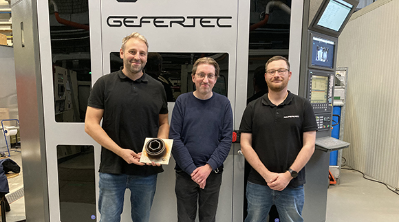 Handover of the arc405 to TU Dortmund. From left: Janis Blattner (Gefertec), Manuel Pinho Ferreira (TU Dortmund), Karsten Steuer (Gefertec) (Courtesy Gefertec)