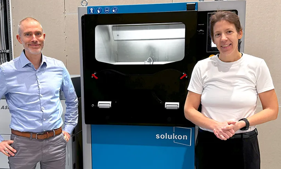 Solukon CEO Andreas Hartmann and Hélène Huby, CEO of the Exploration Company in front of the Solukon SFM-AT350-E (Courtesy Solukon)