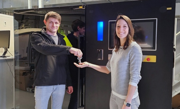 Steven Weingarten, Amarea CEO hands over the MMJ ProX Additive Manufacturing machine to Lisa Gottlieb, Research Associate at Fraunhofer IKTS (Courtesy IKTS)