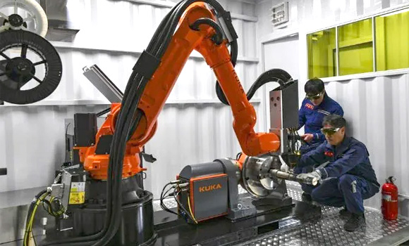 Marine Corps Logistics Group amphibious vehicle maintenance crews demonstrate Additive Manufacturing capabilities using a robot-based metal AM machine (Courtesy of the unit)