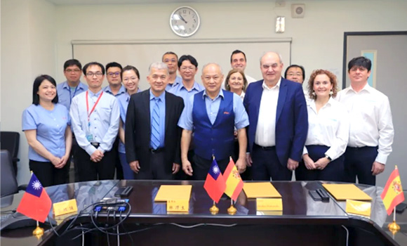 Members of Plus Metal and Hiperbaric companies during the signing of the contract in Taiwan (Courtesy Hiperbaric)