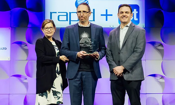 Kris Binon from AMIS receiving SME AM Start-Up Technology Award in Detroit (Courtesy AMIS)