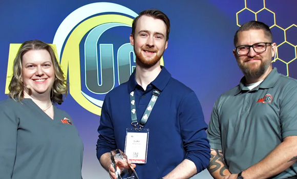 Members' Choice winner, Luke Hileman (centre), with Bonnie Meyer (left) and Corey Wardrop (Courtesy AMUG)