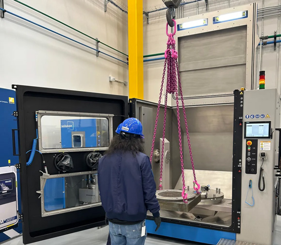 Loading a part into the SFM-AT1500-S by crane (Courtesy Solukon)