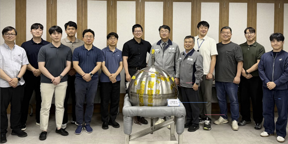 The Ti-6Al-4V tank with the South Korean team responsible for its development (Courtesy KITECH)