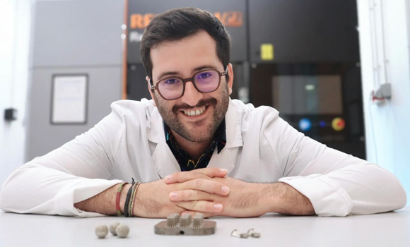 IMDEA Materials Institute researcher Ignacio Rodríguez Barber pictured with multiple PBF-LB IN939 structures (Courtesy IMDEA)