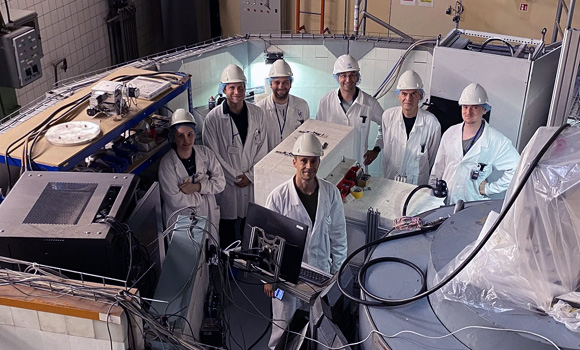FRM II scientists carry out sample measurements with neutrons at the Rez research reactor near Prague. From left to right: Dr Seda Ulusoy, Dr Massimo Fritton, Simon Sebold, Dr Steffen Neumeier (FAU), Dr Ralph Gilles, Dr Stefan Engel; foreground: Dr Gergely Farkas (Courtesy TUM)