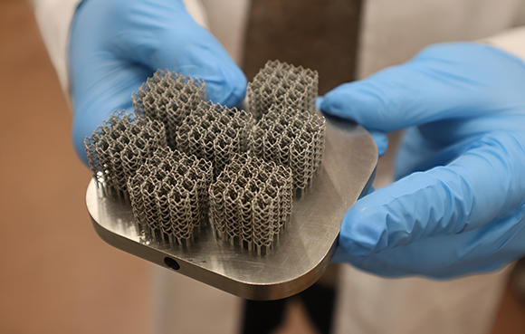 Researchers from IMDEA Materials Institute and the Technical University of Madrid developed highly deformable, interwoven nickel–titanium material (Courtesy IMDEA Materials Institute)