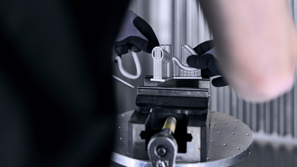 Fig. 2 Clamping a component in the SupportBlaster 320-HA (Courtesy toolcraft)