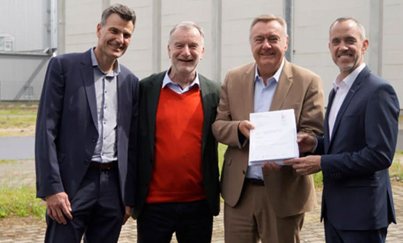 Presentation of the municipal building permit (from left): ALD CTO Jörg Wittich and Hanau Mayor Claus Kaminsky, ALD CFO Michael Hohmann, and Markus Engelmann, Managing Director of Dietz AG (Courtesy ALD Vacuum Technologies)