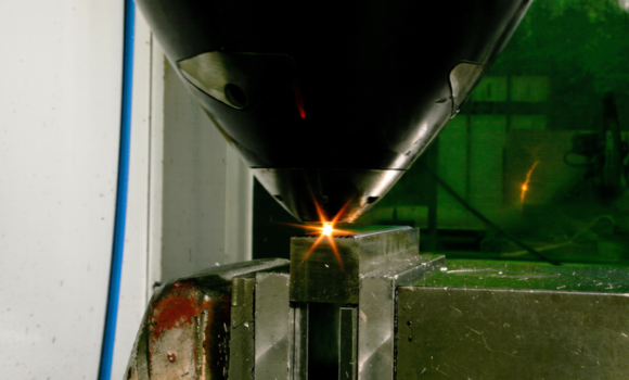 Rather than enclosing the part in a powder bed, the LMD process deposited platinum wire into a laser-generated melt pool while the build remained accessible (Courtesy Meltio)