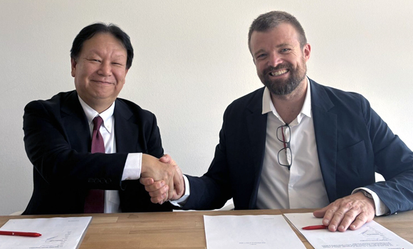 Masahiko Arai, Executive Officer and Group President, Defense & Space Systems, Mitsubishi Electric and Dr Emile de Rijk, Chief Executive Officer, SWISSto12 (Courtesy SWISSto12)