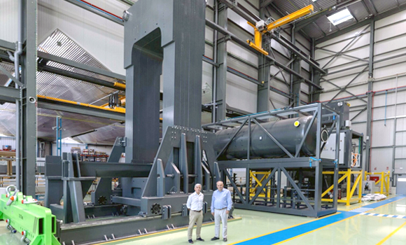 Xabier Berasategi poses with Andrés Hernando, CEO of Hiperbaric, in front of a HIP press under construction (Courtesy TTT Group)