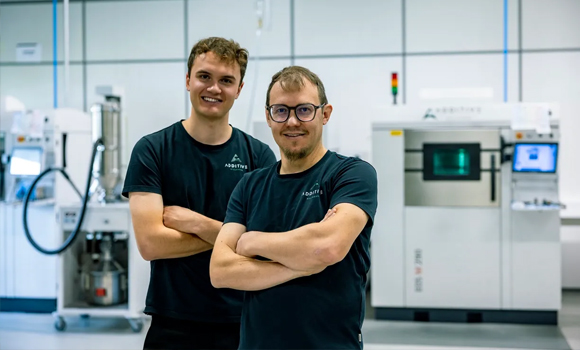 Jörg Willmann (right) with a team member in the production hall in Löfflingen (Courtesy amsight)