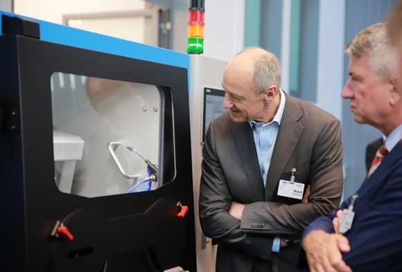 Dr Roland Busch, CEO of Siemens observed Solukon’s SFM-AT800-S system (Courtesy Solukon Maschinenbau GmbH)