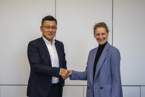 Yongjin Song, CSO of Doosan Enerbility (left), and Marie Langer, CEO of EOS, at the EOS headquarters in Munich after signing an MoU (Courtesy Doosan Enerbility)