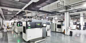 An array of Farsoon’s FS421M metal AM machines at Falcontech’s Super AM Factory (Courtesy Falcontech)