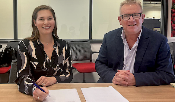 Louise Atkinson, Managing Director Defence Equipment, and Richard Kingsbury, Managing Director, Kingsbury/Additure, signing the framework agreement (Courtesy Babcock International Group)