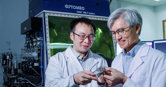 Prof Keith K.C. Chan (right) and Dr Zibin Chen (left) report that Additive Manufacturing technology enables the production of metal parts with traditionally undesirable oxygen content (Courtesy PolyU)