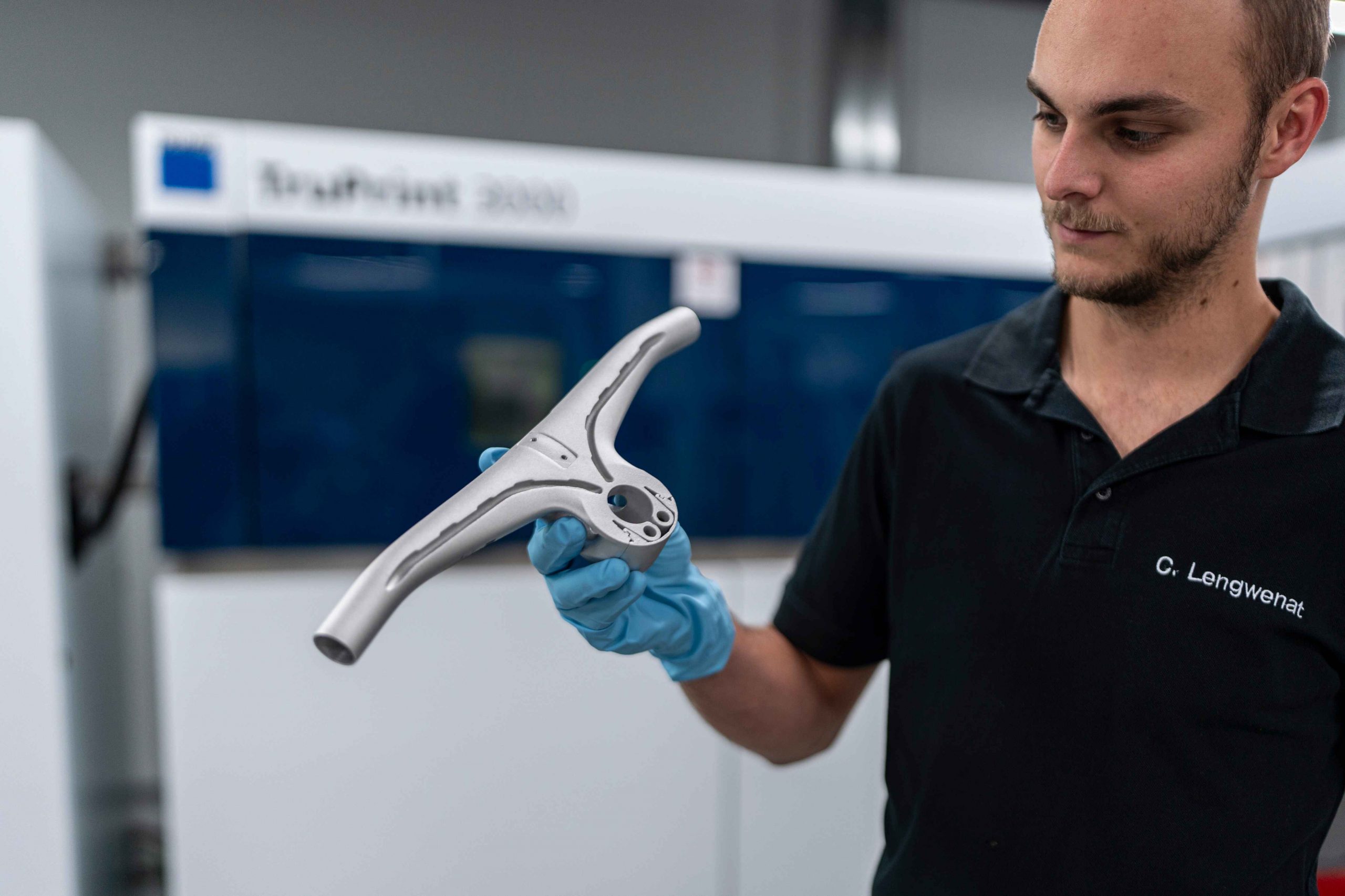 The handlebars have semi-internal ducts for the brake cables (Courtesy Trumpf)